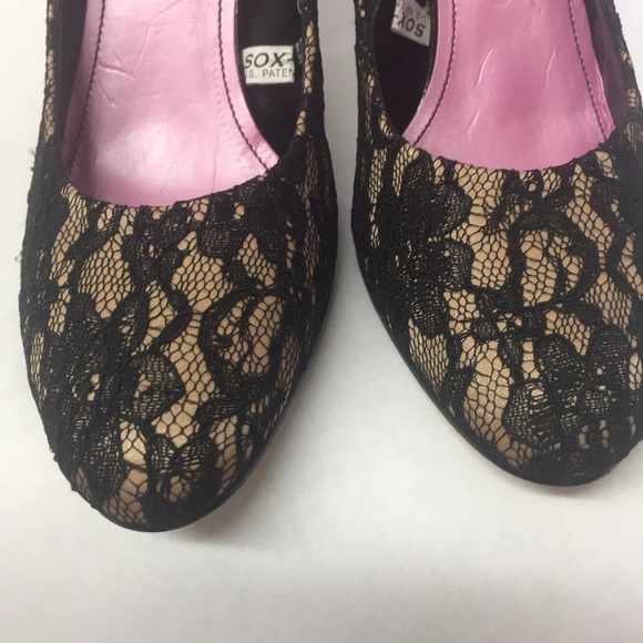{Isaac Mizrahi} Lace Covered Pumps - Picture 7 of 8